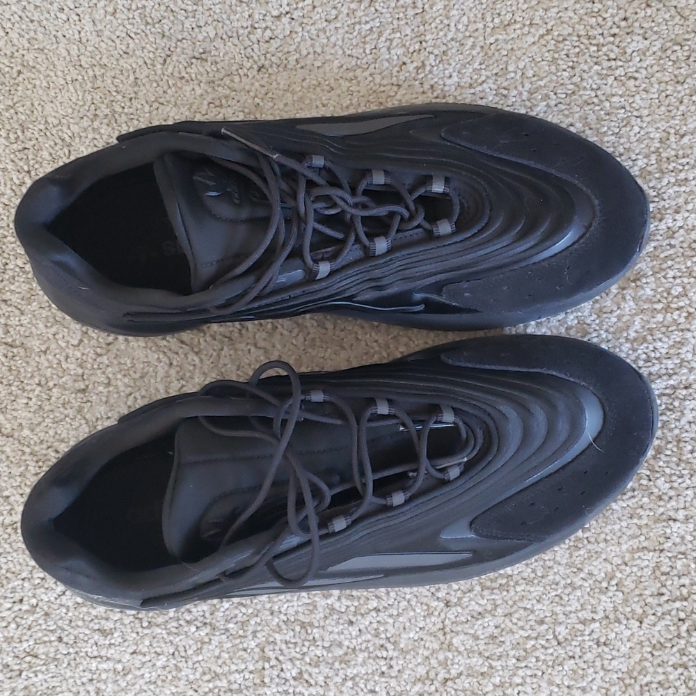Adidas Ozelia Mens size 10